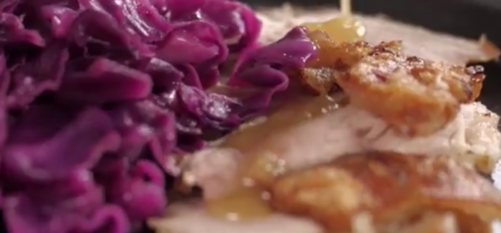 Pernil assado com molho de abacaxi