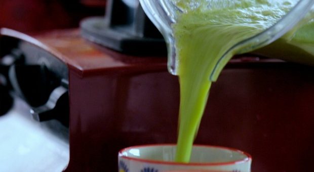 Suco verde (agrião, maçã e mel): receita da Bela Gil